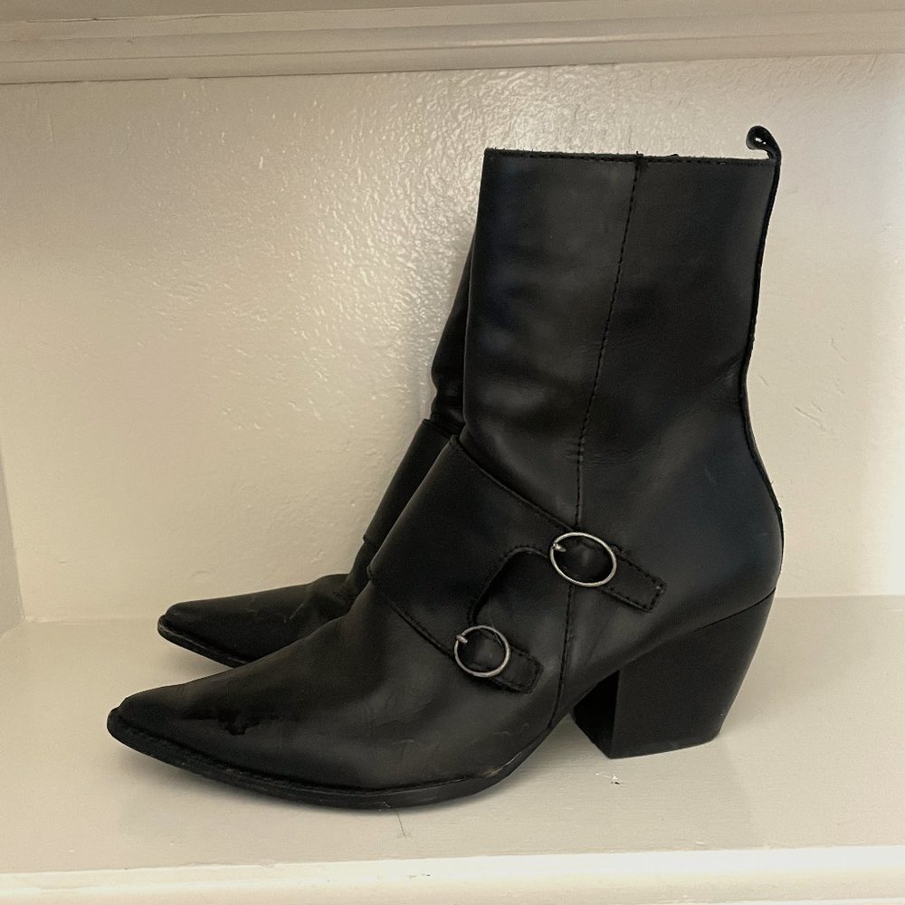 Rocker boot w/pointed toe and mid-heel, 39